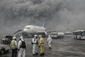 bandara soekarno-hatta ditutup hingga pukul 13.30 wib akibat erupsi gunung anak krakatau, menyebabkan gangguan penerbangan. dapatkan update terbaru di detiknews.